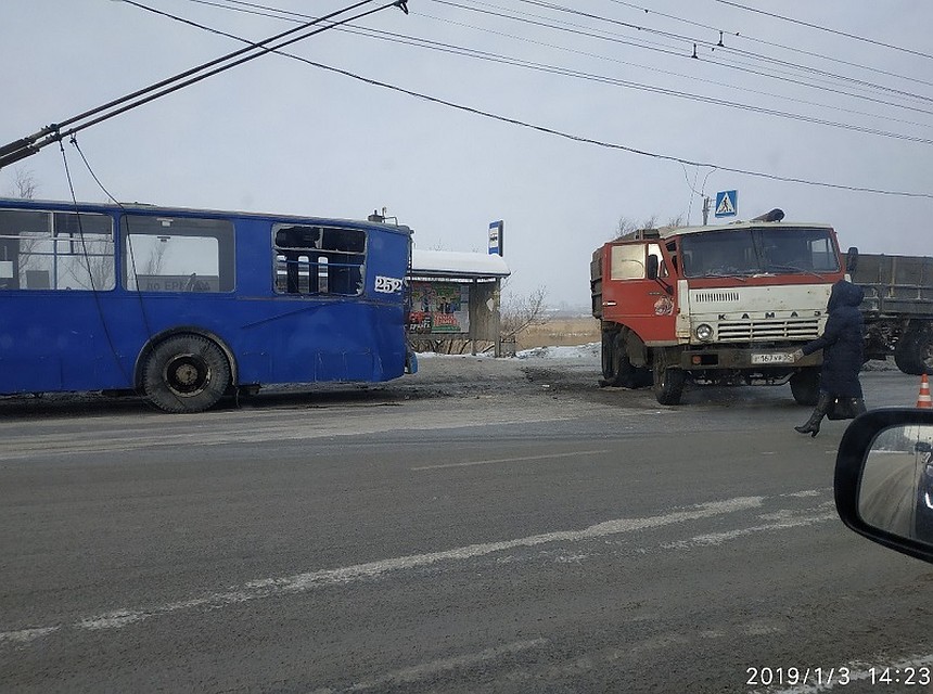 В Омске КамАЗ врезался в троллейбус.