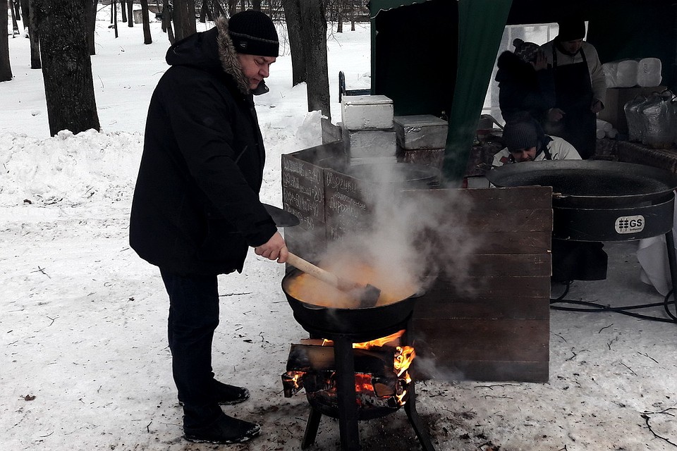 В полдень в городском парке Порхова собрались больше двухсот человек, чтобы попробовать каш по старинным псковским рецептам.