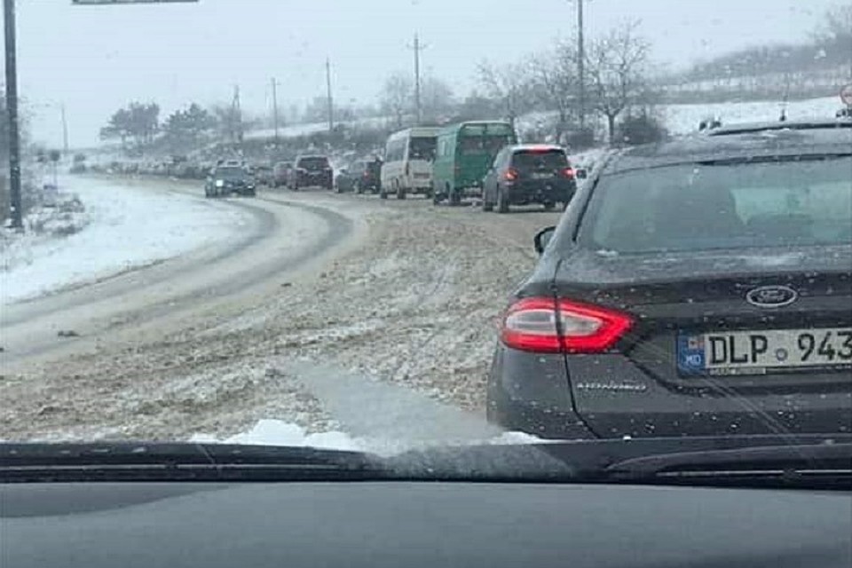 Ситуация на дорогах Молдовы с самого утра продолжает ухудшаться