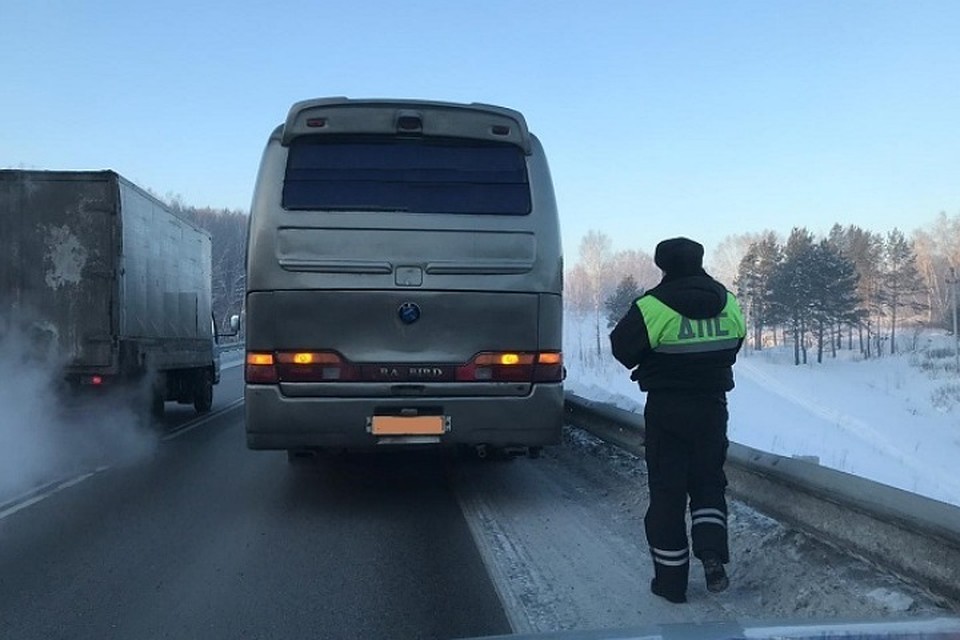 24 пассажира в -30 оказались на трассе в сломанном автобусе Фото: ГУ МВД по Кемеровской области