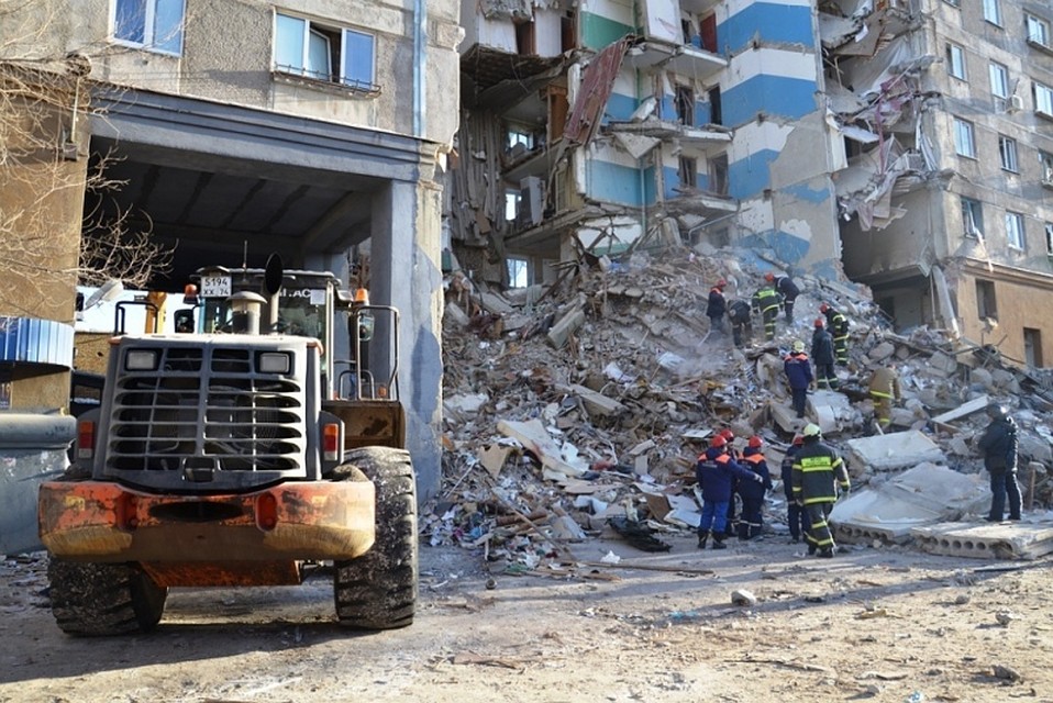 Сейчас в жилье нуждаются 403 жителя частично разрушенного дома. Фото: МЧС.
