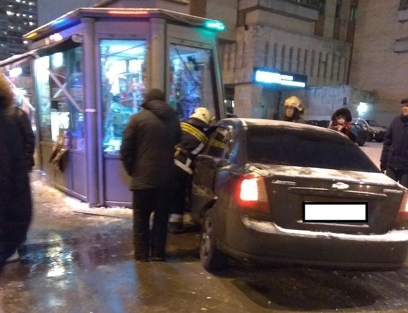 Иномарка снесла на своем пути дорожный знак и врезалась в ларек. Фото: соцсети