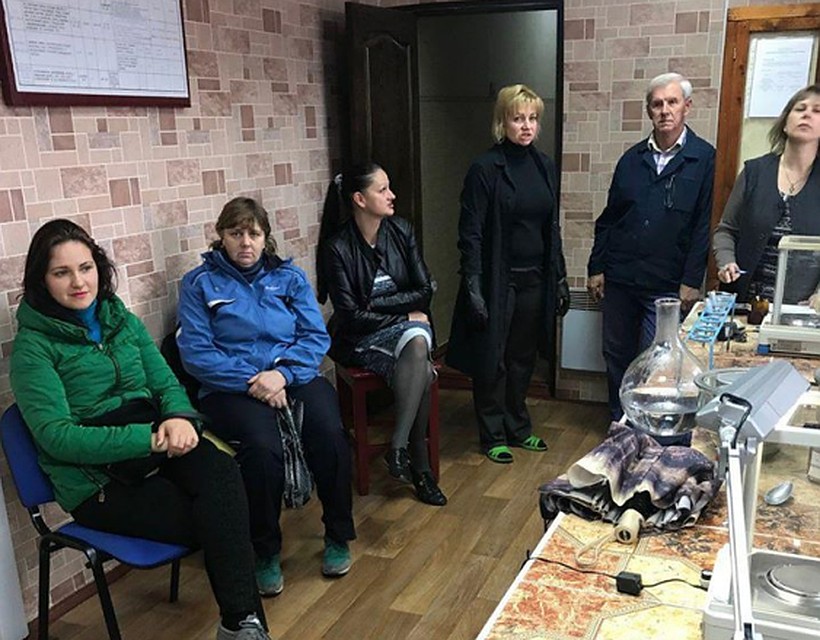 Работницы углехимической лаборатории шахты «Кураховская» (ГП «Селидовуголь») проводят акцию протеста на рабочем месте. Фото: Михаил ВОЛЫНЕЦ