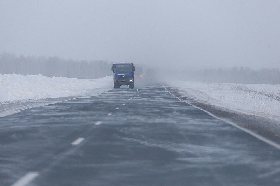 Замерзавших на трассе водителя и экспедитора выручили полицейские.