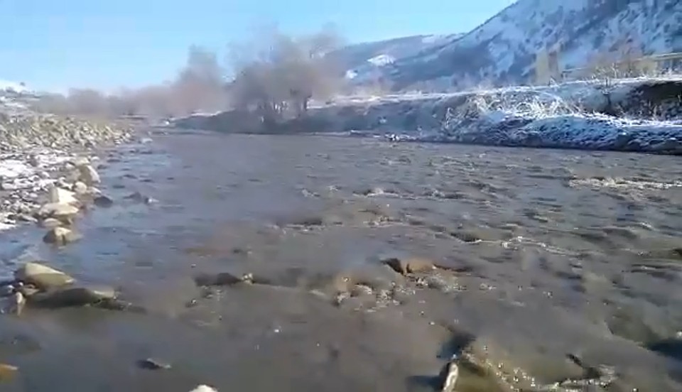 Местные жители выложили в соцсети видео реки, воды которой стали мутными и грязными