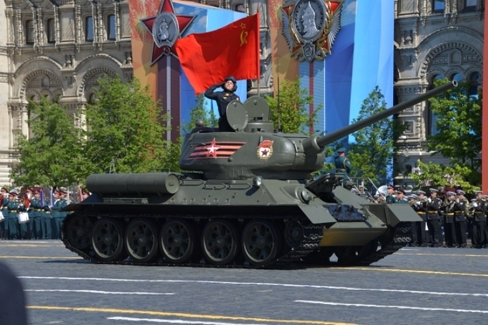 Танк Т-34-85 на Красной площади во время парада 9 мая, посвященного 73-й годовщине Победы в Великой Отечественной войне