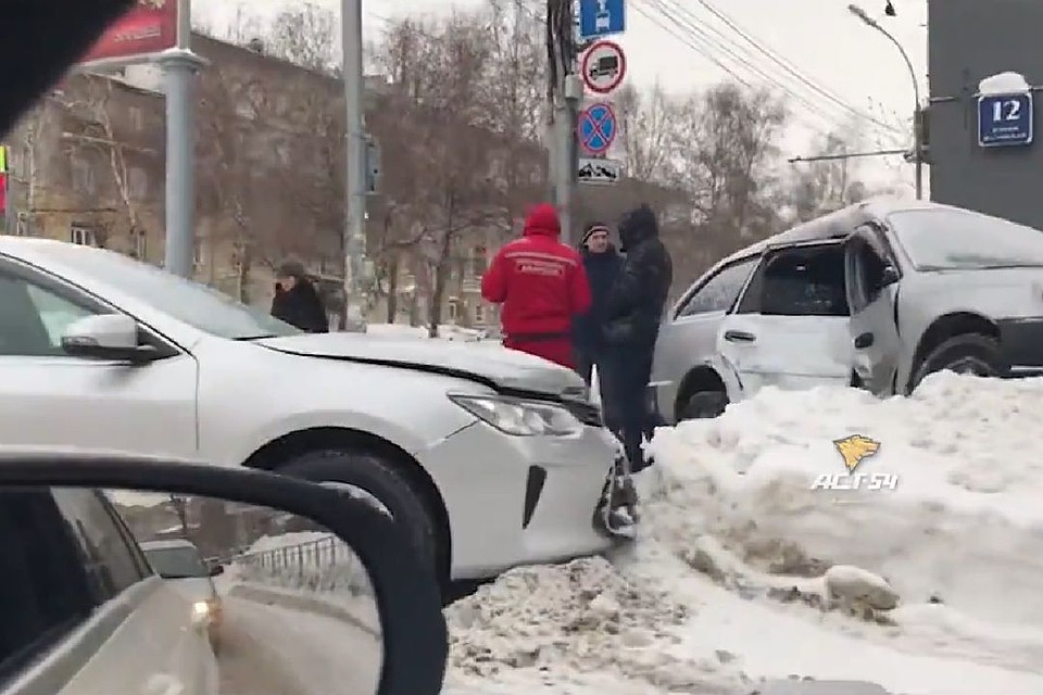 На аврийном перекрестке столкнулись две "Тойоты". Стоп-кадр с видео.