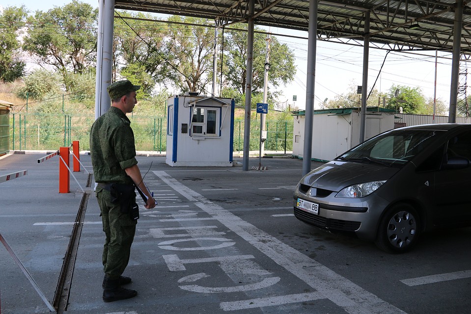 Крымские пограничники работают в обычном режиме, а на Украине решили ввести новшества