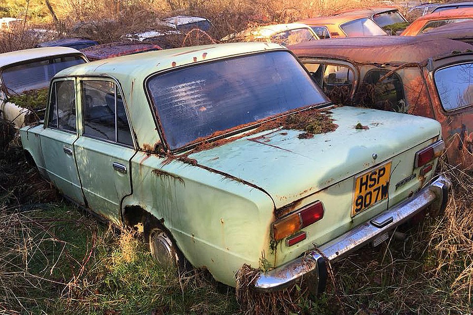 Автомобиль "Жигули" мирно гниёт на одной из британских свалок. ФОТО Lada Owners Club of Great Britain group @ Facebook