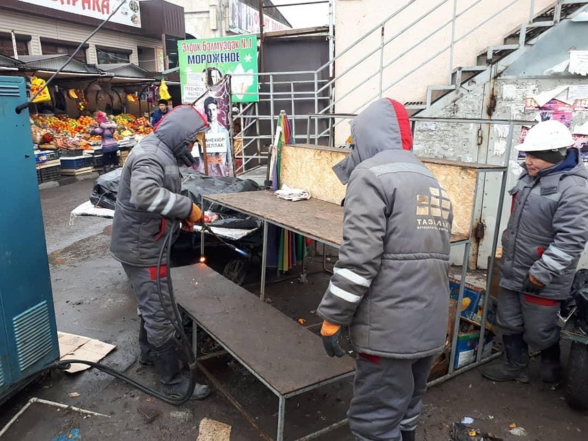 На Ошском рынке продолжают бороться со стихийной торговлей