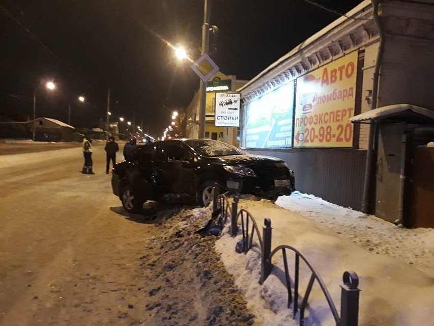 В Омске иномарка с младенцем в салоне вылетела на тротуар