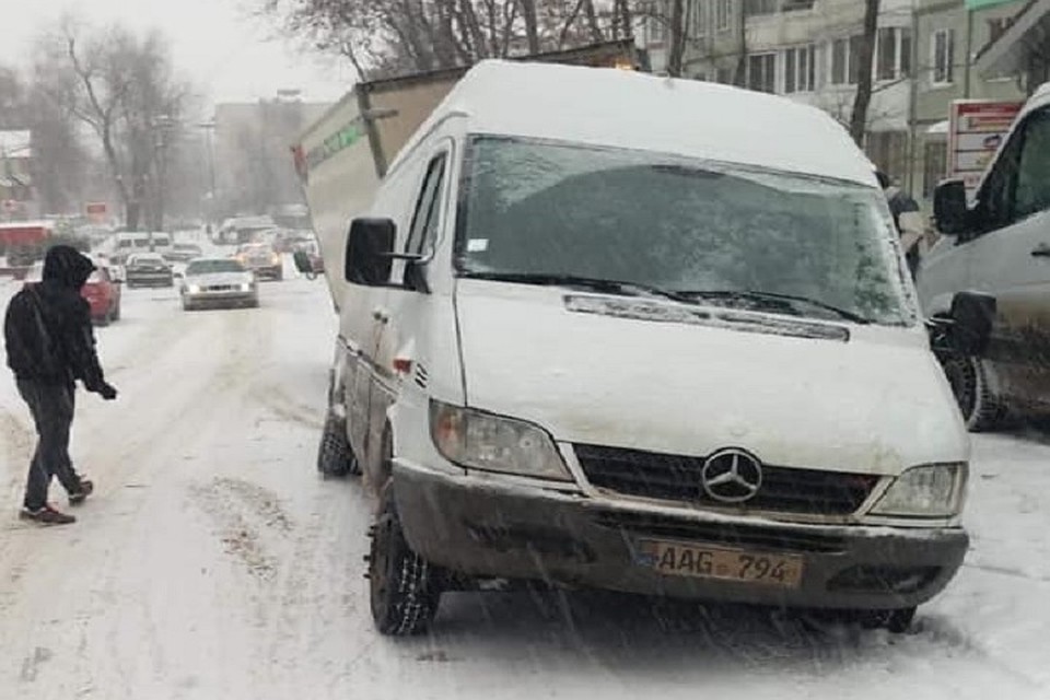 Микроавтобус застрял колесом в яме. Фото: Mihail Bagas