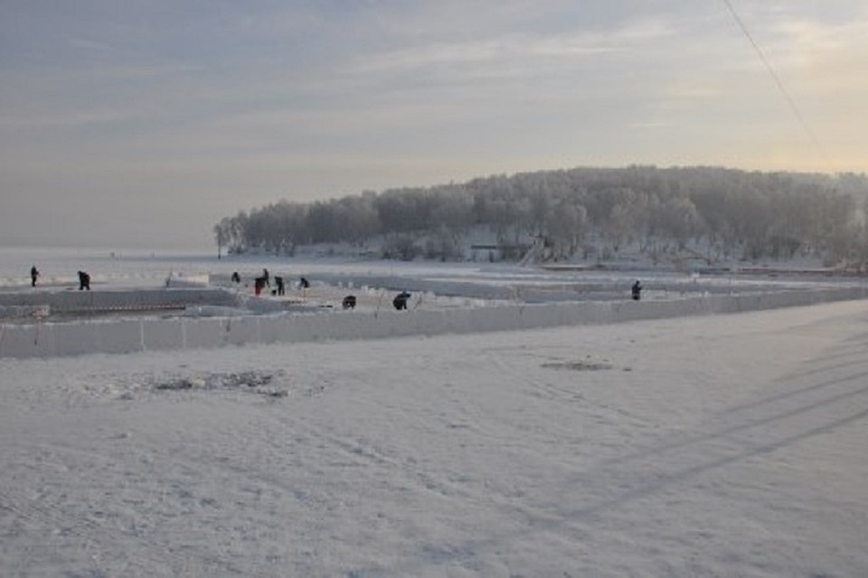 На заливе Якоби приступили к сооружению «Иркутской Иордани». Фото: пресс-служба администрации Иркутска.