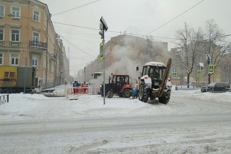 В Адмиралтейском районе Петербурга прорвало трубу
