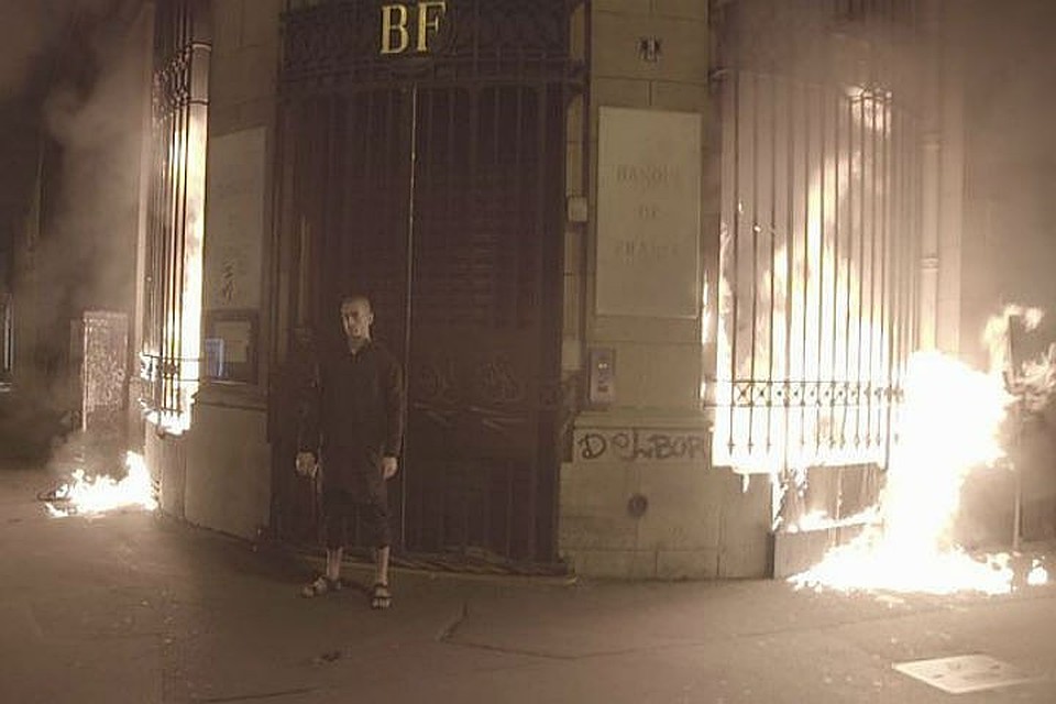 Петр Павленский у горящего Банка Франции. Фото: Соцсети