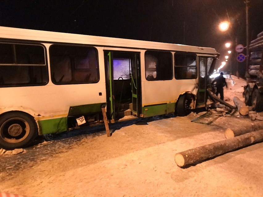 В результате столкновения лесовоза и автобуса пострадали 22 человека. Фото: пресс-служба МЧС по Коми