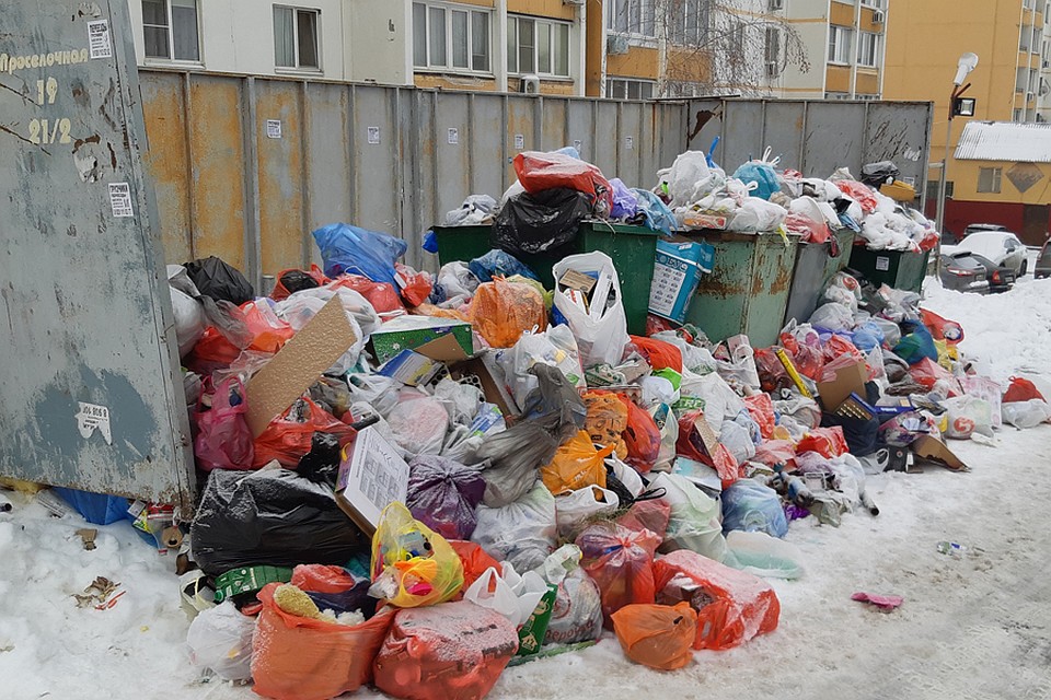 Состояние мусорной площадки в Железнодорожном районе Ростова-на-Дону.