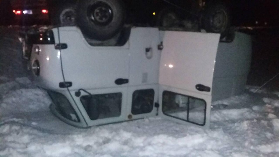 Машина перевернулась на крышу.