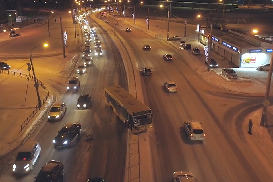 На Заневском проспекте из-за ДТП автобус пробил ограждение. Фото: vk.com/spb_today