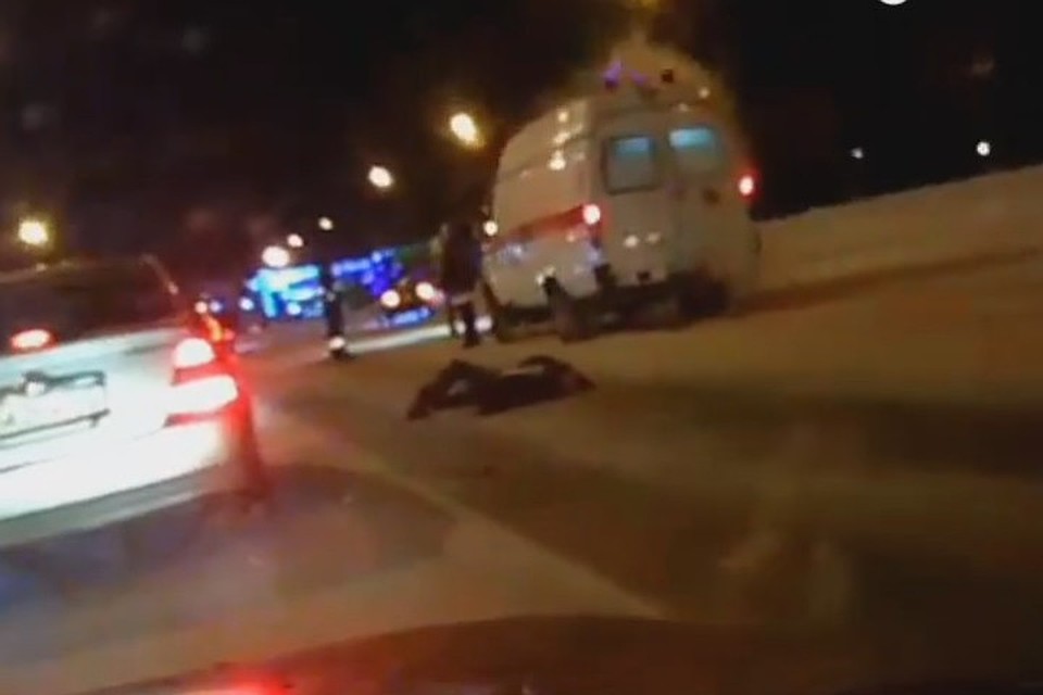 На пешеходном переходе в Новокузнецке автолюбитель сбил двух пешеходов. Фото: кадр видео vk.com, "ДТП Новокузнецка"