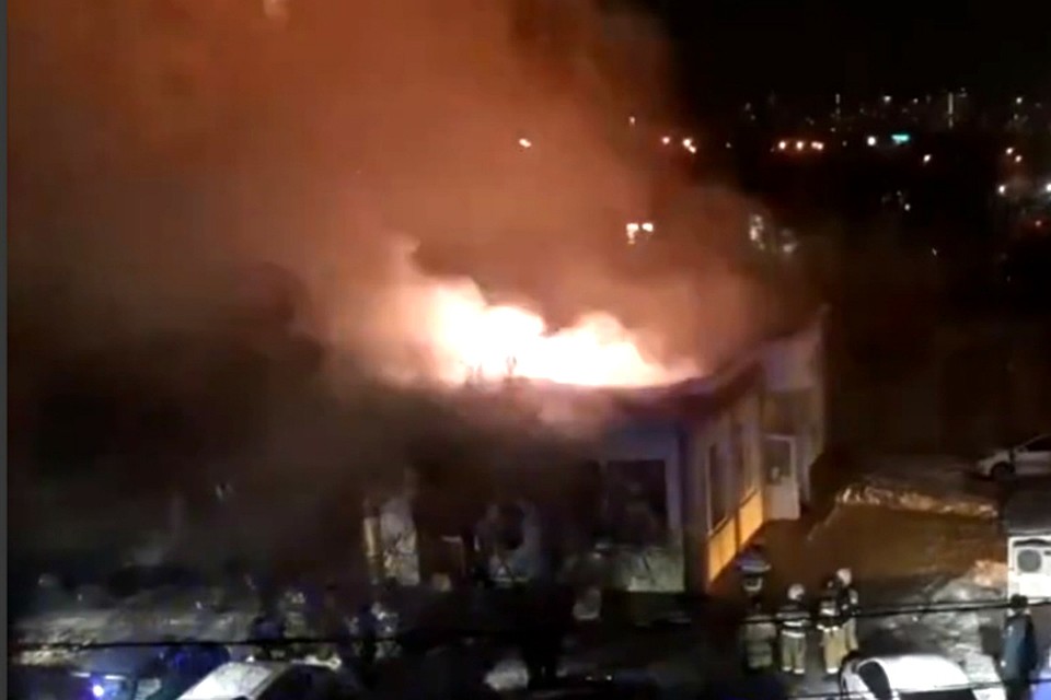Время от времени в огне появлялись яркие белые вспышки и слышался треск. Фото: скрин с видео ВК, паблик "Ростов главный".
