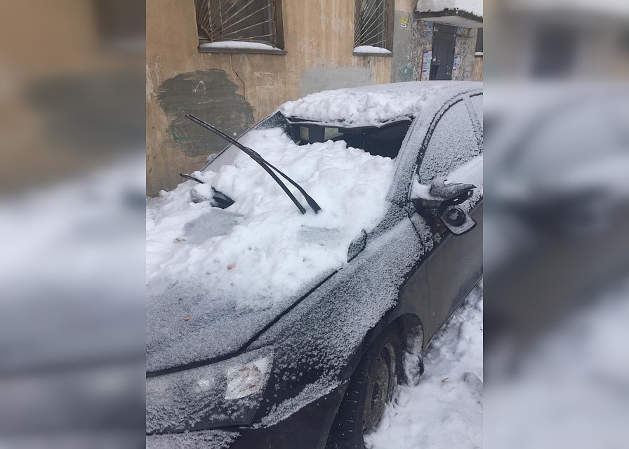 Припаркованная возле дома машина оказалась погребена под снегом / Фото: @1907OLEG