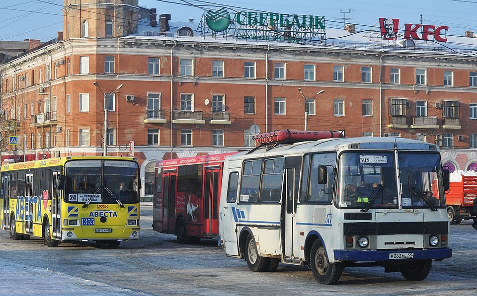 А омичи продолжают стоять в длинных очередях за проездными.