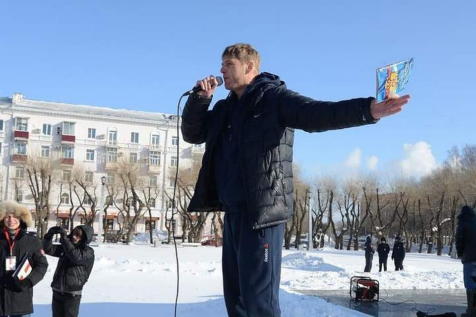 Блогера, заявившего, что полиция перекрывала дороги на похоронах криминального авторитета в Амурске, арестовали на 10 суток