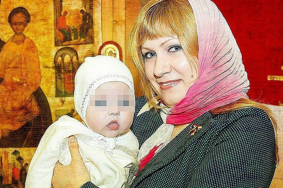 Виктория погибла при взрыве. На фото она с крестницей.