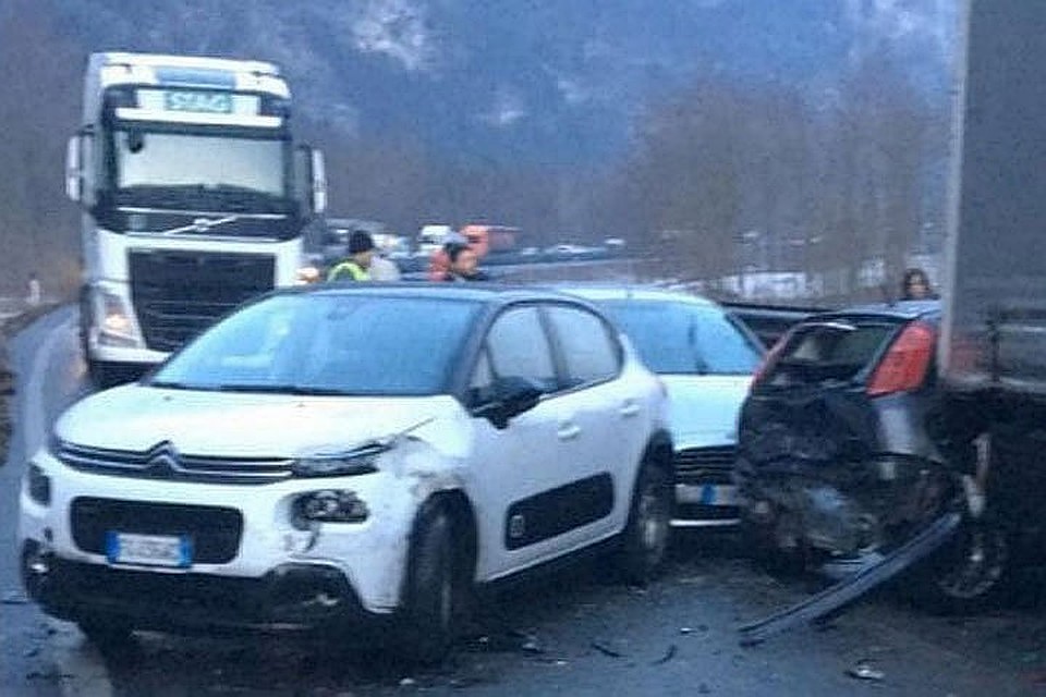За короткое время на трассе столкнулось аж 50 автомобилей, среди которых десять грузовых