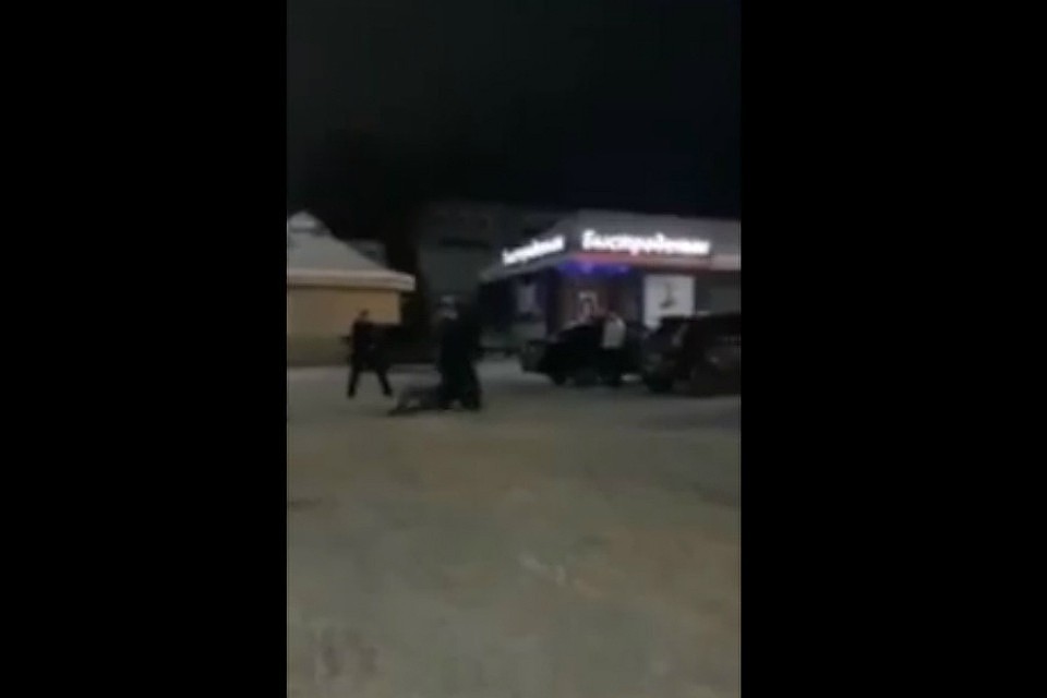 В ночь с 3 на 4 января пьяные мужчины напали на полицейских. Фото: vk.com/chepetskru
