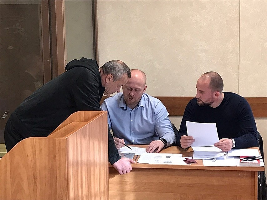 Александр Дворецкий (слева) советуется с защитниками перед процессом в Советском суде Рязани.