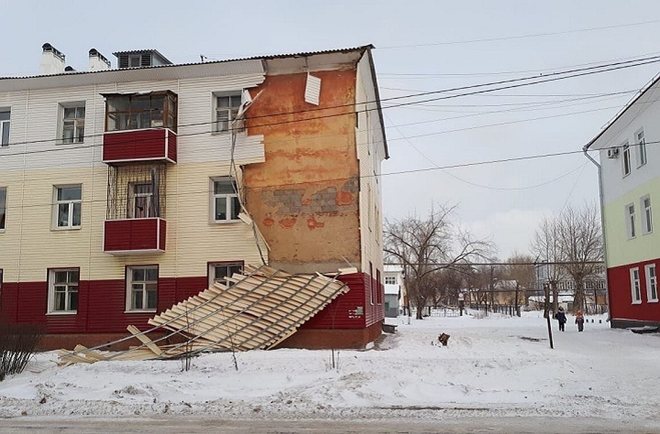 Сайдинг сорвался после сильного ветра. Фото: очевидцы