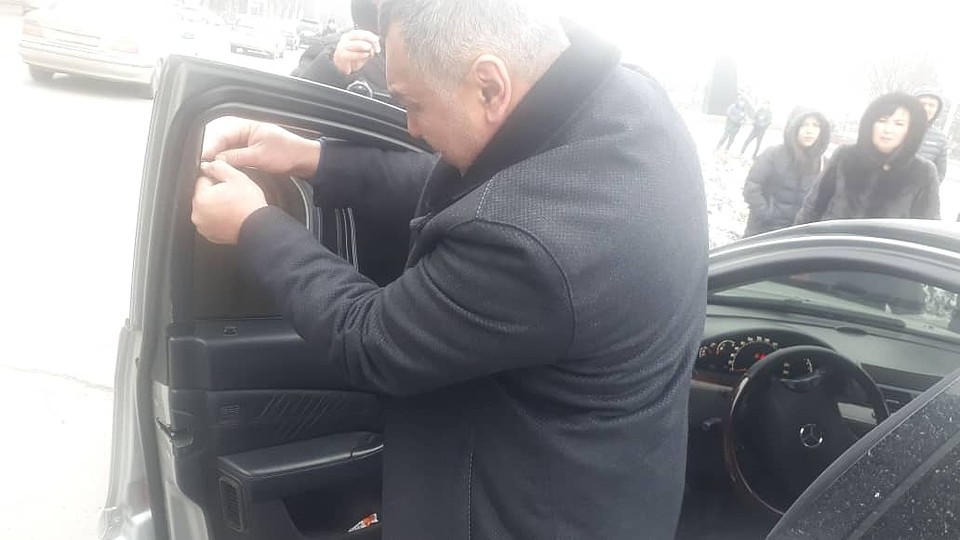 Водитель затонированной машины прямо на месте пытается ликвидировать нарушение