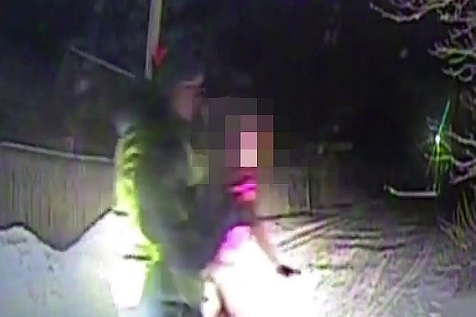 Полицейские усадили девочку в патрульную машину, отогрели и отвезли в больницу. Фото: стоп-кадр