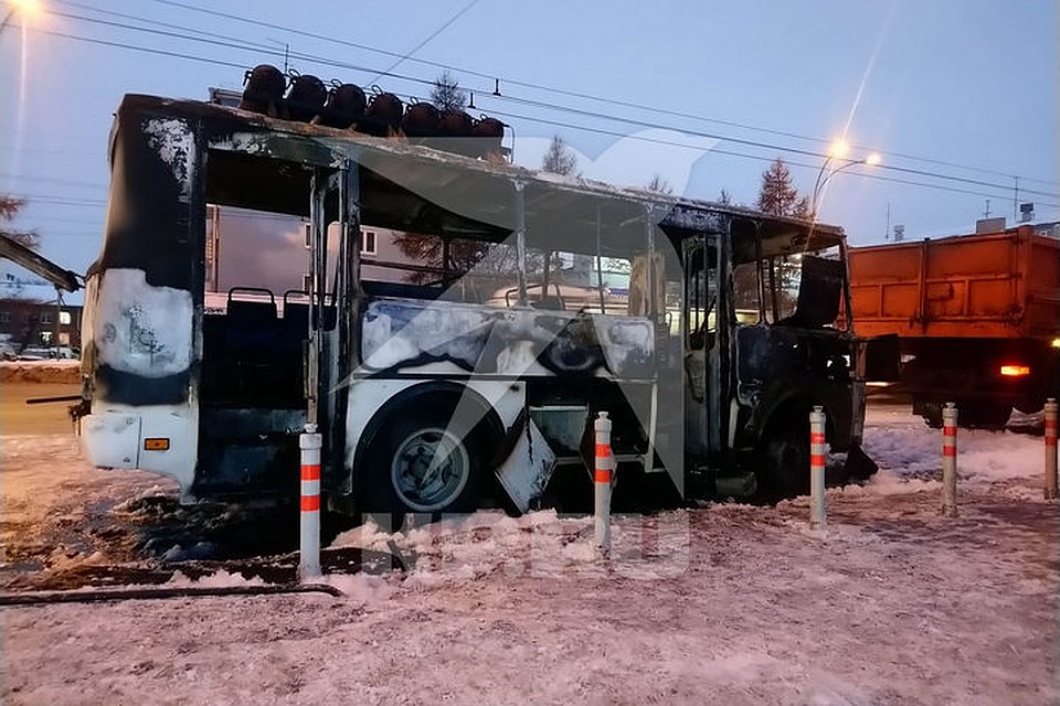 Пожар в маршрутном такси в Кемерове очевидцы сняли на видео.