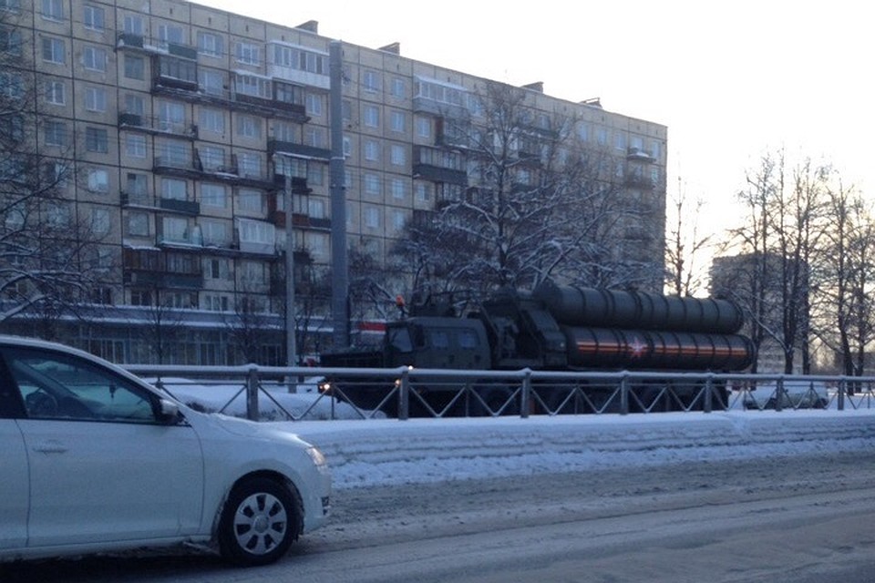 В четверг, 24 января, в Петербург приехала колонна военной техники