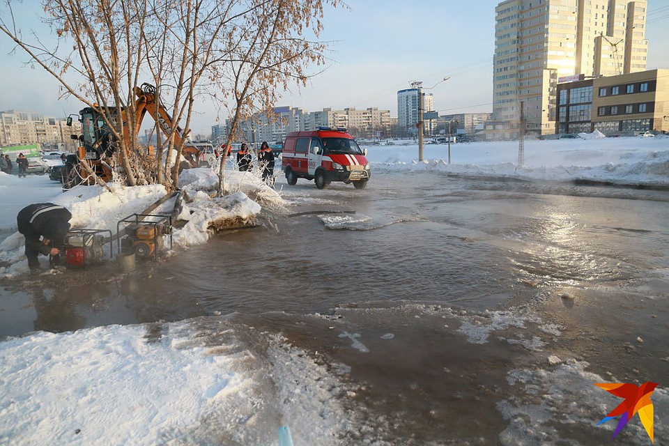 Коммунальный потоп в Барнауле Фото: Олег УКЛАДОВ