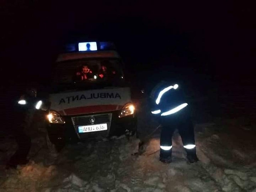 Машина скорой помощи не могла добраться до пациента из-за обледенения на дорогах