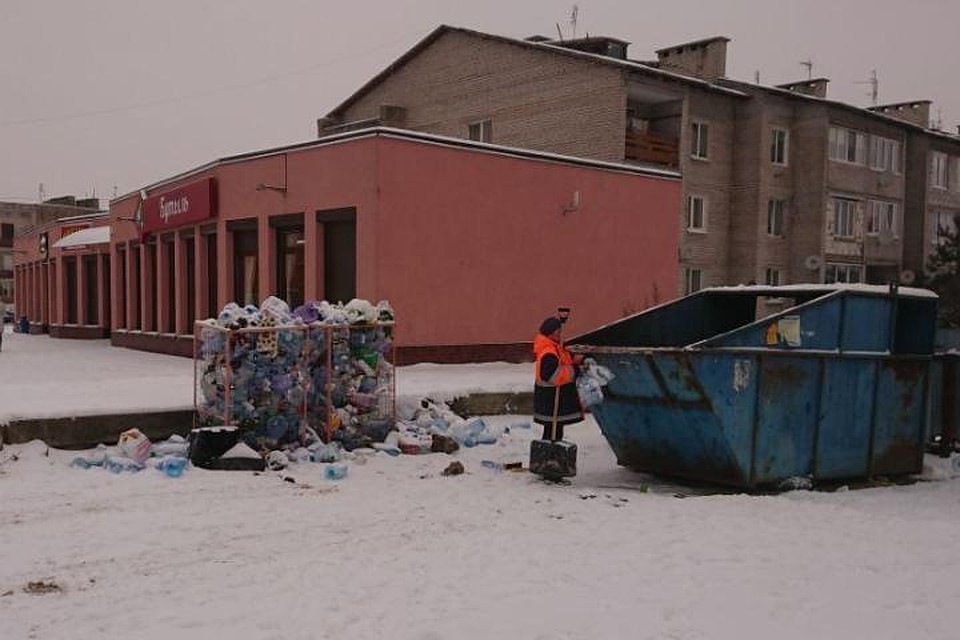Проблема актуальна не только для Калининграда. Переполненный мусорный контейнер в Гурьевске.