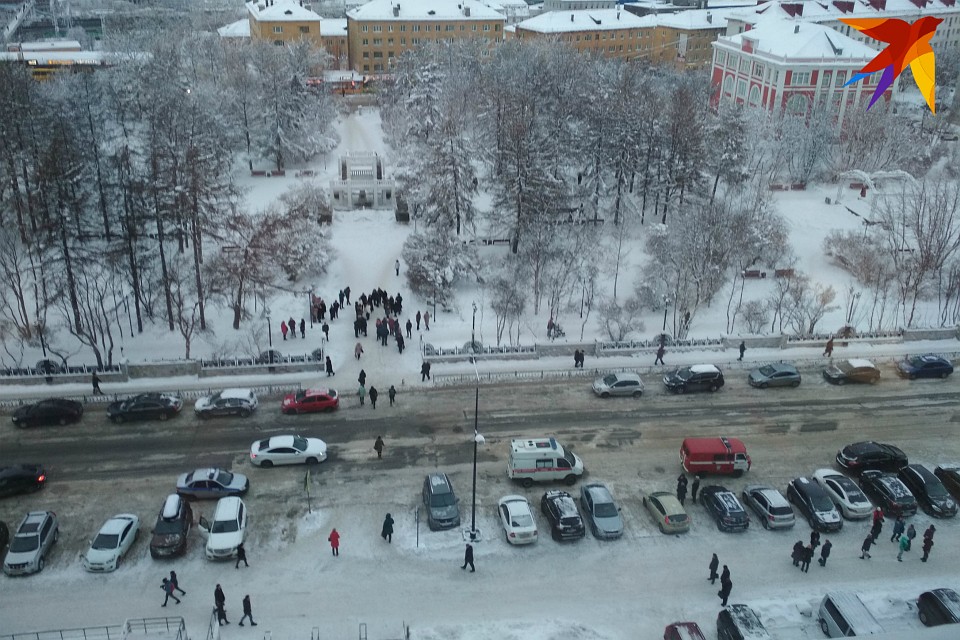 Сотни людей вышли на улицу.