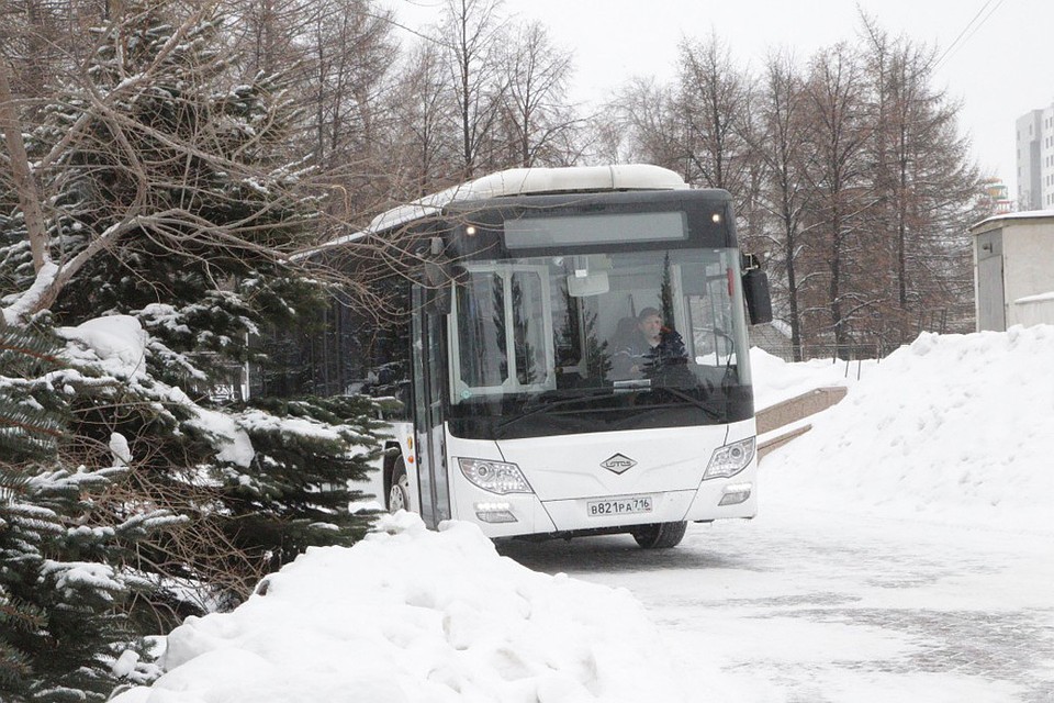Автобус припарковался у драмтеатра