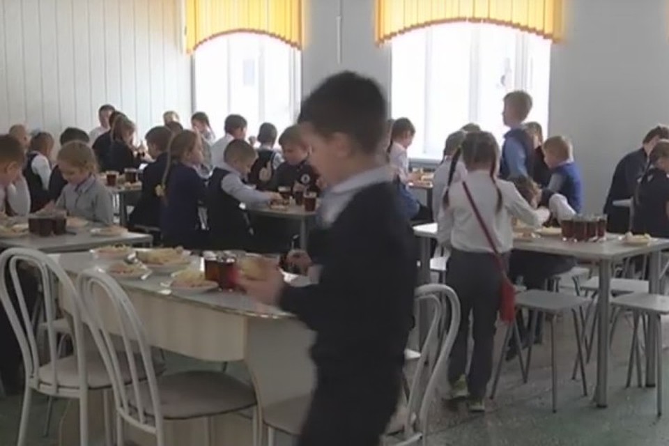 Детям в юргинской школе №10 особенно нравятся булочки и котлеты. Фото: кадр видео ЮТВ.