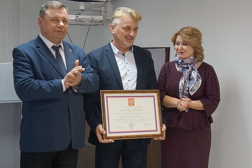 За заслуги в области образования Почетной грамоты главы государства удостоился заместитель директора Меленской средней школы Стародубского района Александр Будаев. (в центре)
