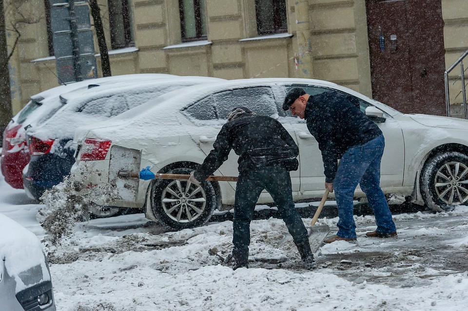 Автомобиль депутата Госдумы застрял в снегу в Петербурге из-за плохой уборки улиц