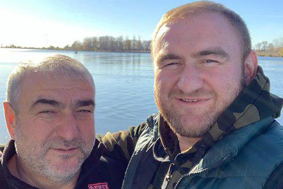 Арашуковы, если говорить о хищении газа, действовали не в безвоздушном пространстве, а были связаны сотнями, если не тысячами нитей с другими участниками