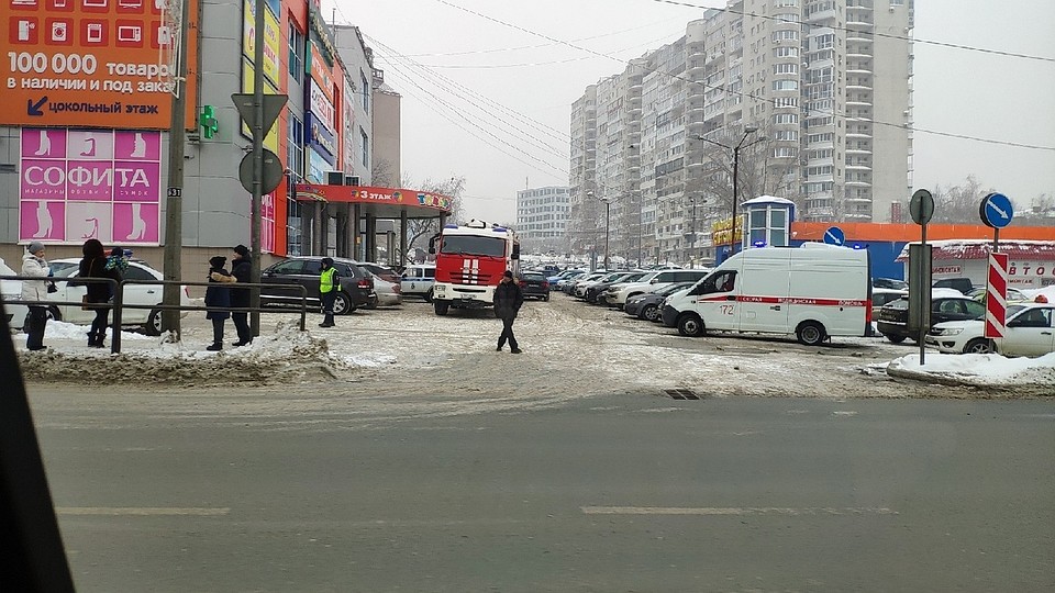 Медики и сотрудники МЧС приехали на вызов в ТЦ "Апельсин"