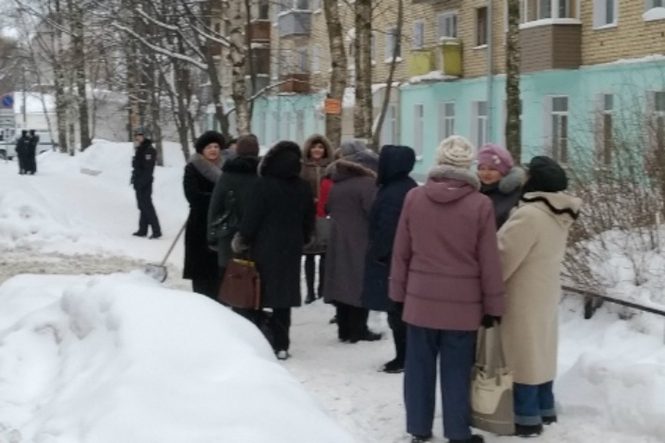 На улице около здания собрались пациенты, сотрудники больницы и полицейские. Все ждут взрывотехников. Фото: предоставлено очевидцем