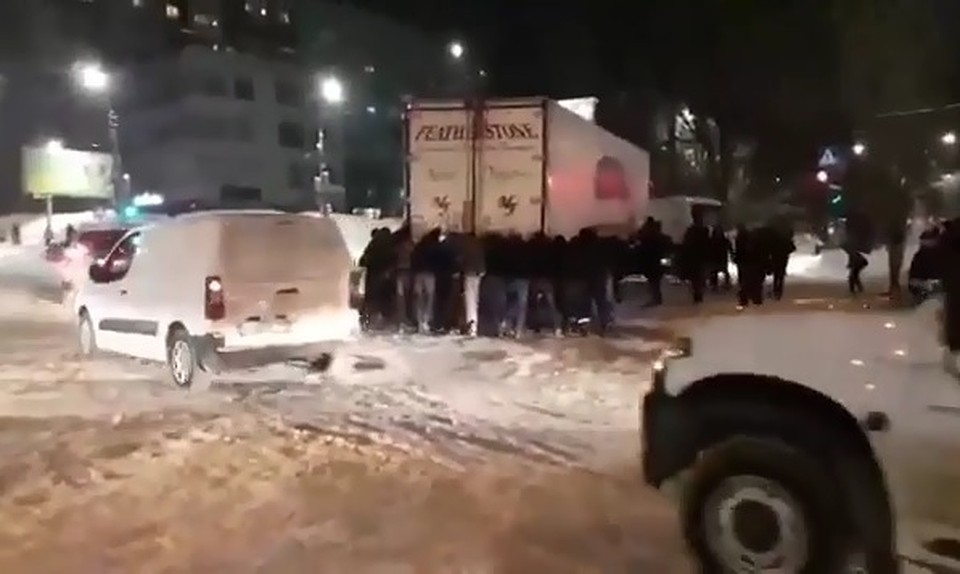 В Саратове вытолкали фуру с рельс