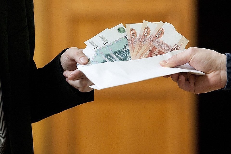 Самарец предложил медику 50 тысяч рублей за справку